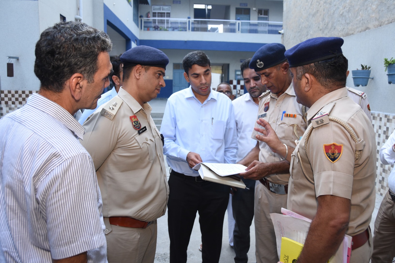 जिला निर्वाचन अधिकारी प्रदीप दहिया ने हिसार विधानसभा के संवेदनशील पोलिंग बूथों के क्षेत्रों का किया निरीक्षण